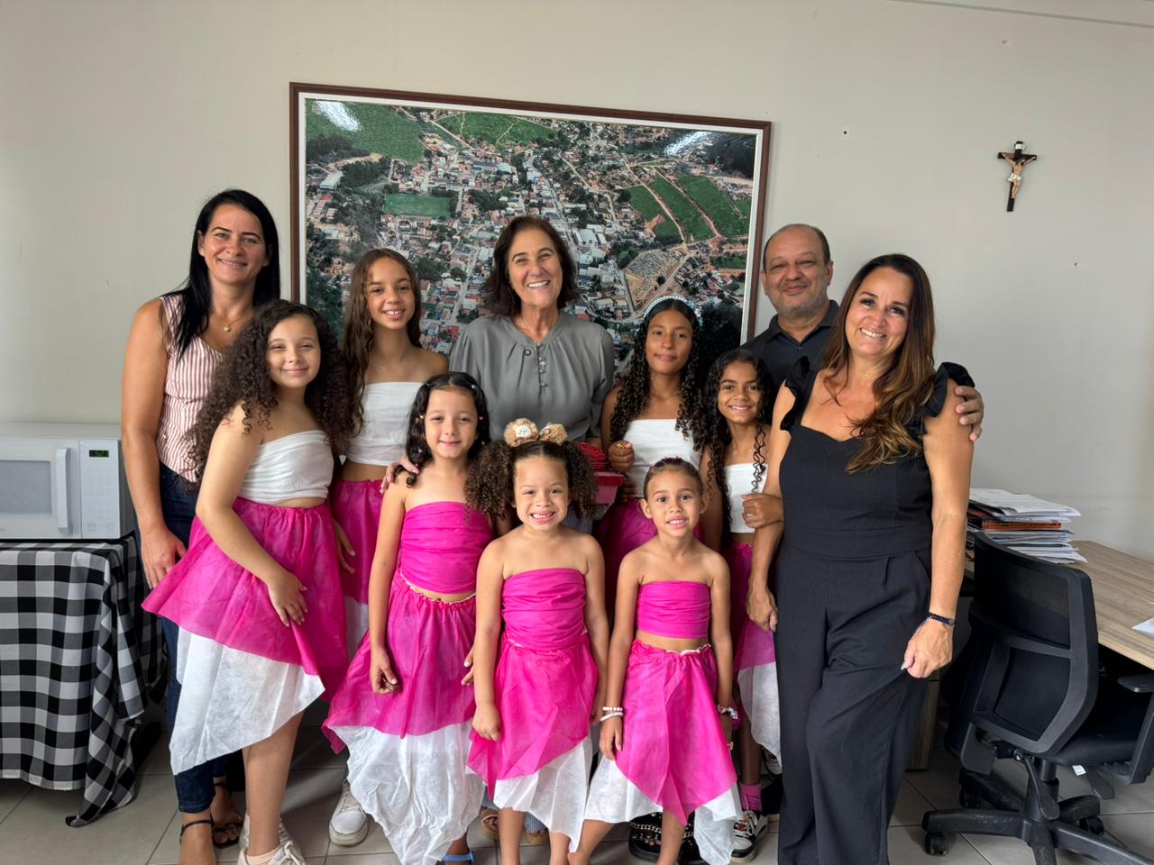 NOTÍCIA: Prefeita Ana Malacarne recebe homenagem de usuários do CRAS João Gabriel em celebração ao Dia da Mulher