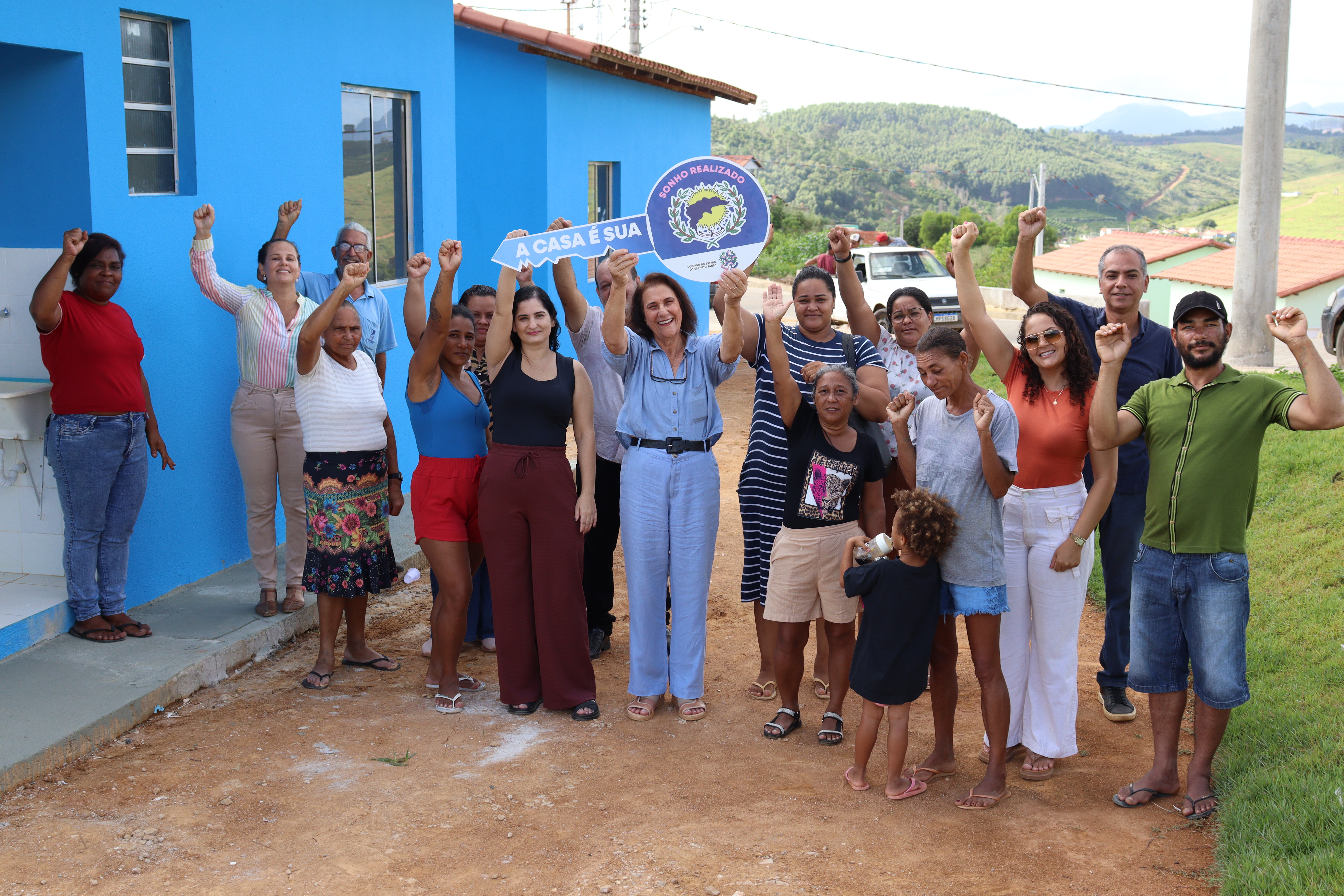 Imagem da notícia: Prefeita Ana Malacarne entrega 30 casas populares e anuncia mais 20 novas moradias em São Domingos do Norte