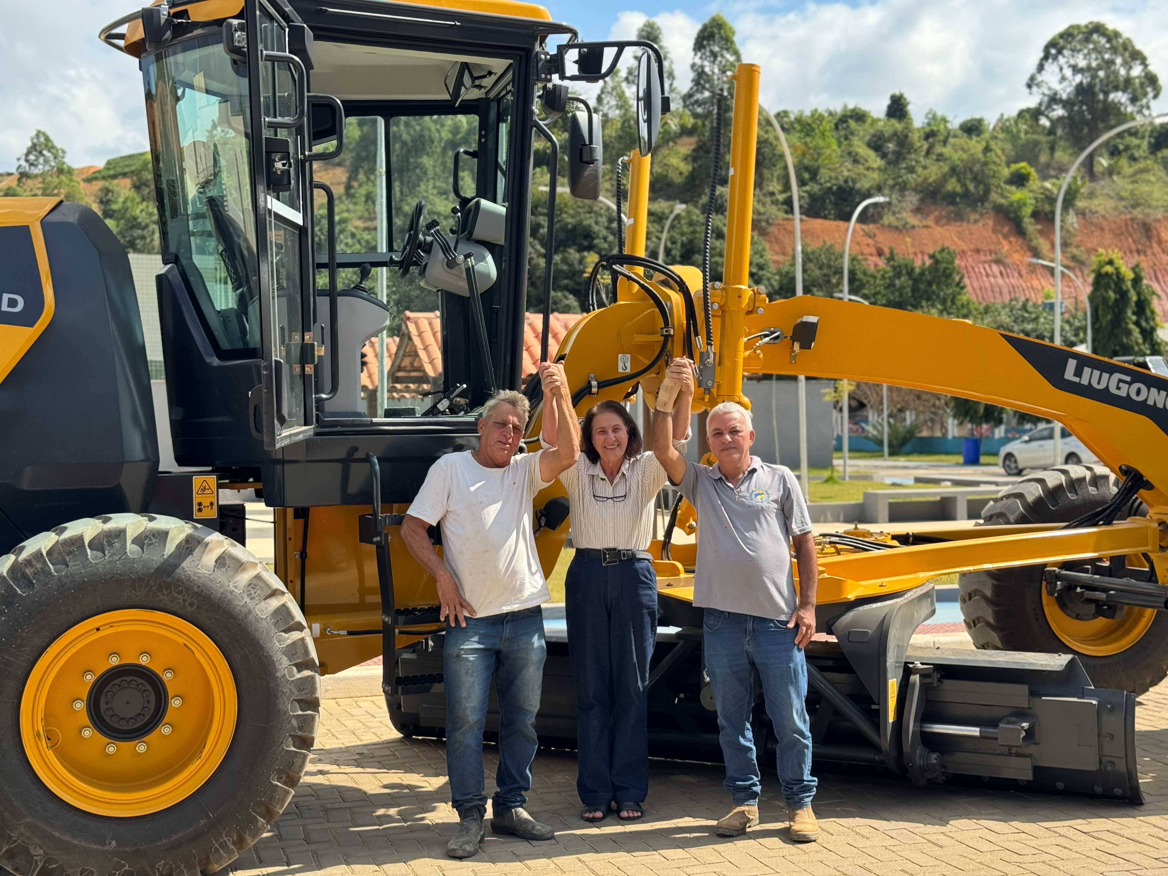 Imagem da notícia: Prefeitura de São Domingos do Norte recebe nova motoniveladora para fortalecer agricultura e melhorar estradas rurais